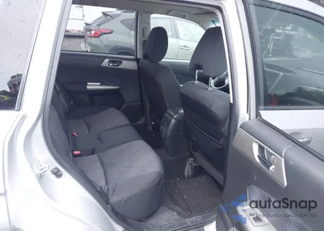 2010 Subaru Forester 2.5X Premium z USA, uszkodzony, nr VIN JF2SH6CC6AH747116